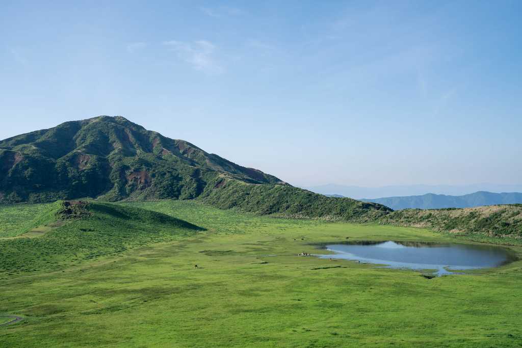 草千里ヶ浜の草原と火口湖、烏帽子岳の風景