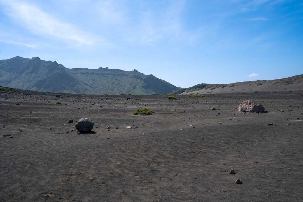 遠くに見える緑豊かな阿蘇の外輪山