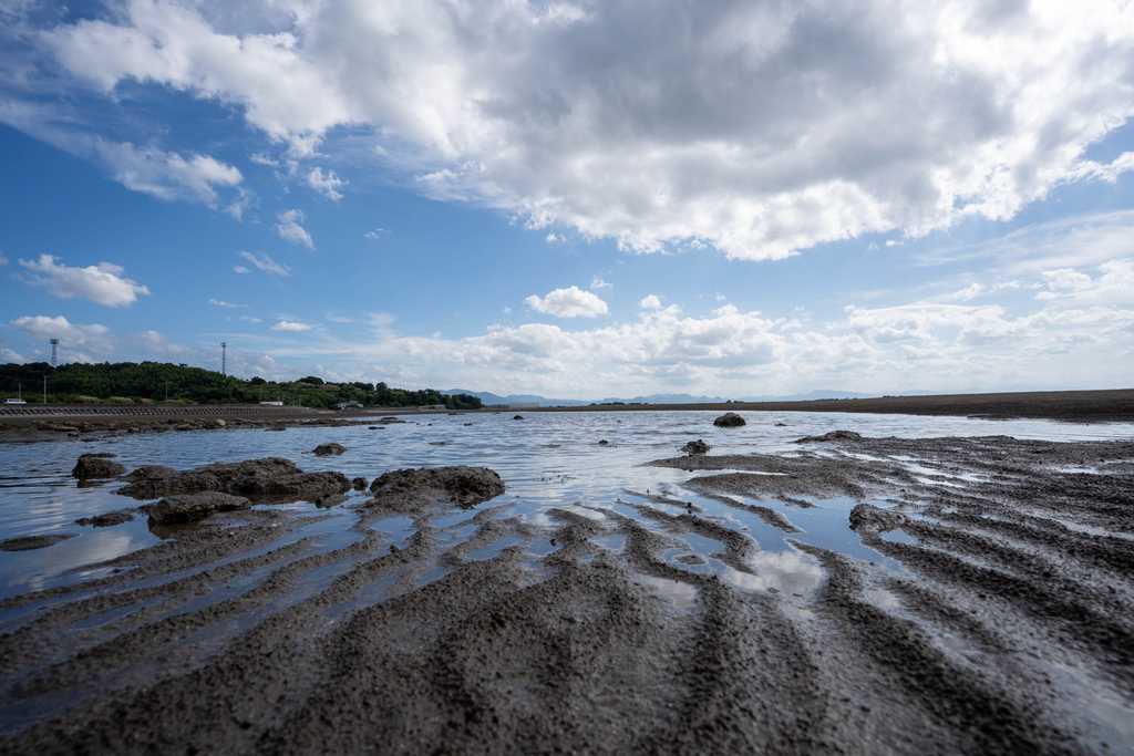 青空と水鏡のような干潟
