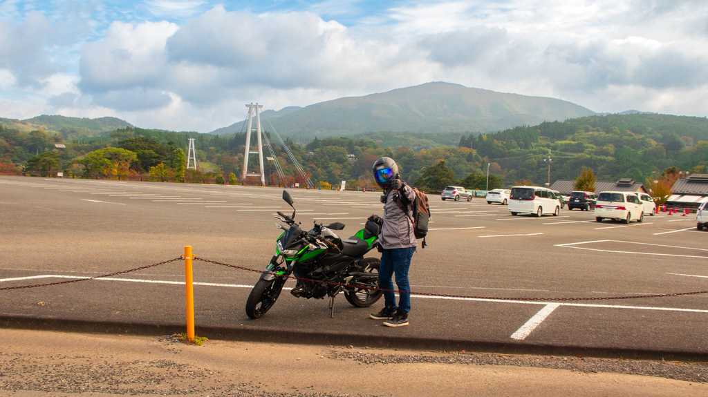 広大な駐車場でバイクと一緒にポーズ