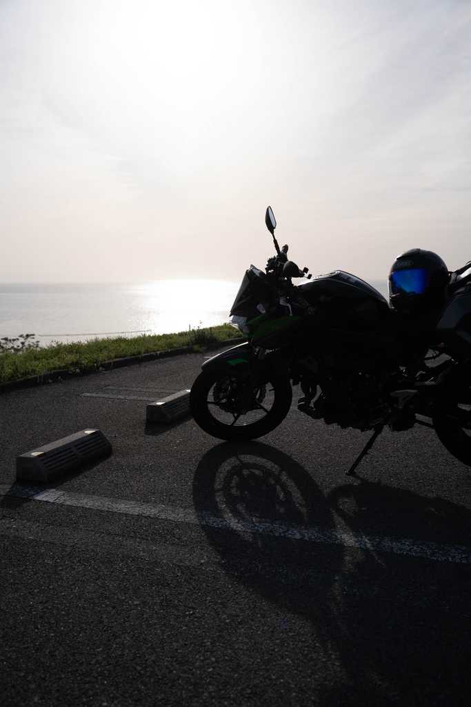 海を背景にしたバイクのシルエット