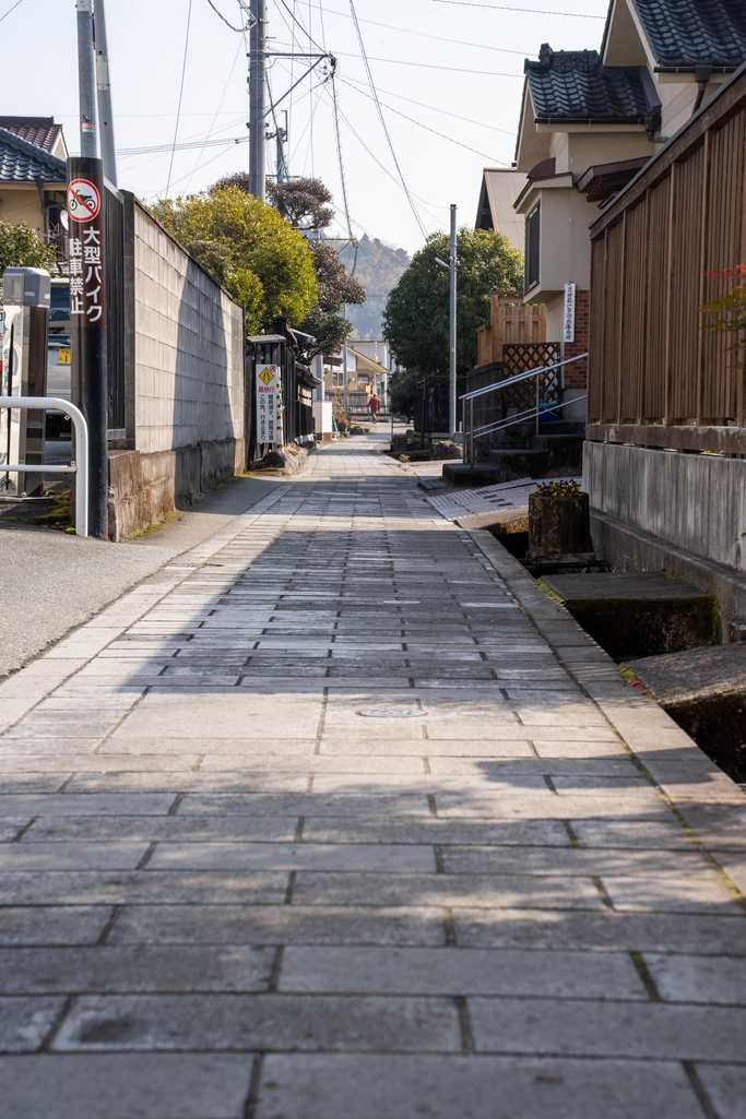 石畳の路地と大型バイク駐車禁止の看板