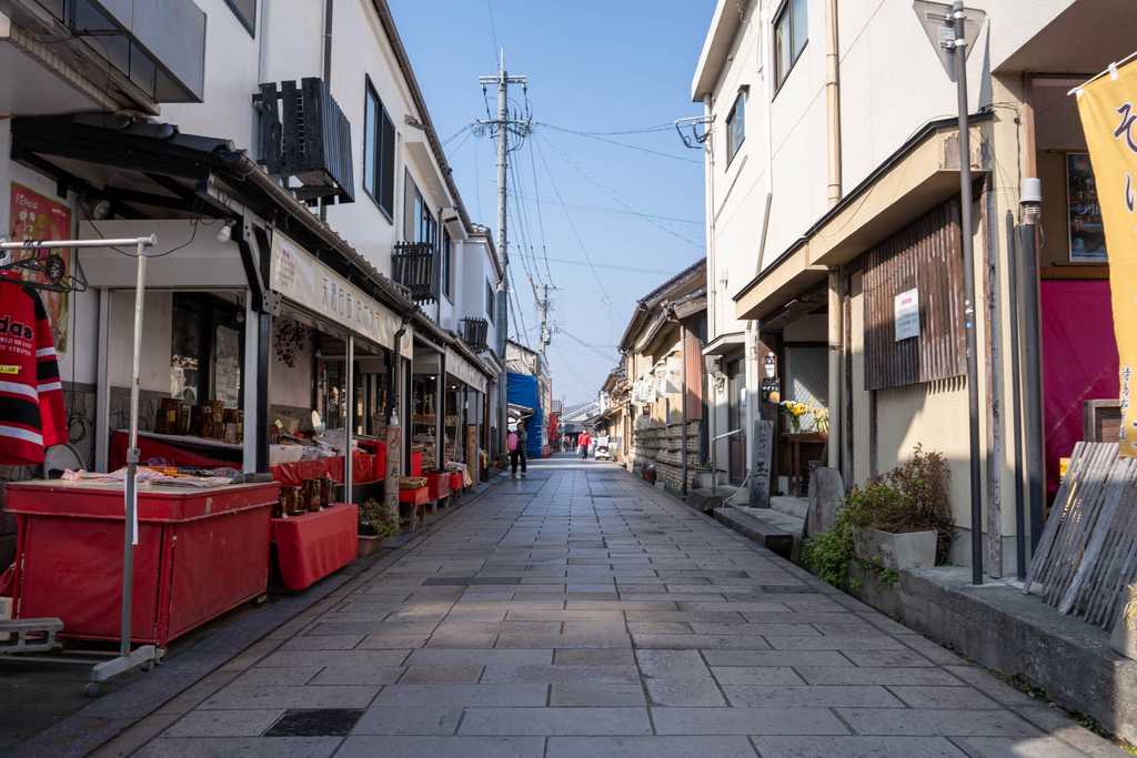 お土産屋や雑貨店が並ぶ通り