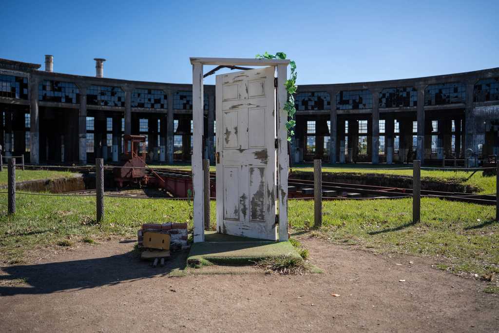 機関庫を背景に建つ白い扉