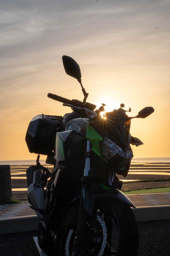 夕陽とバイクのシルエット
