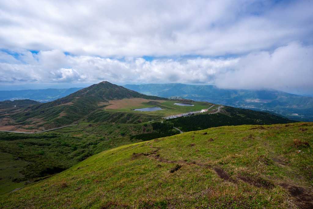 雲が広がる中の杵島岳からの眺め