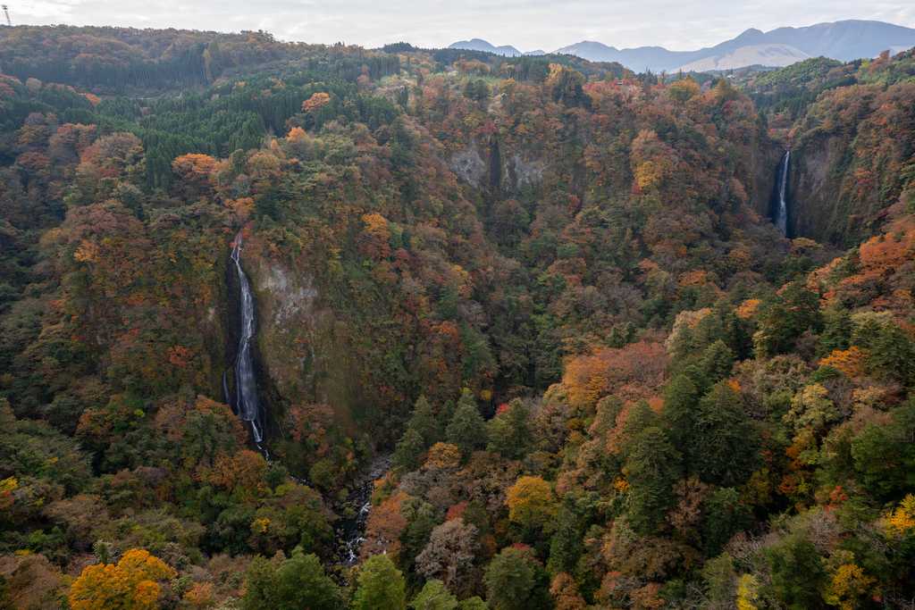 色づく渓谷と震動の滝の全景